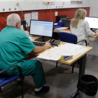 Médicos en el servicio de Urgencias del Hospital de León consultan historias clínicas de los pacientes