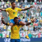 Paulinho levanta a Neymar para celebrar el primer gol de Brasil contra México. WALLACE WOON