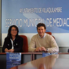 En el medio, Rosa Carneros y el alcalde, durante la firma del convenio de mediación.