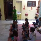 Las mujeres y los niños que asistían al curso escuchan las explicaciones de José Luis Zorita en uno de los primeros días. DL