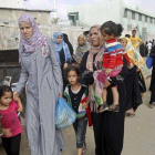 Una familia palestina huye de Jan Yunis, en el sur de Gaza, este miércoles.