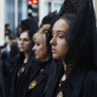 La cofradía más antigua de la ciudad ha puesto en la calle la procesión que popularmente se conoce como la de las 'Tres Madres'. Tres Señoras y miles de papones y paponas. Y, sobre todo, de paponines, el futuro de cualquier cofradía. Angustias en la calle y León, con ella. Mira aquí como fue la procesión.   Aquí te dejamos el <a href="https://www.diariodeleon.es/noticias/leon/programa-semana-santa-leon-2019-procesiones-horarios-recorridos_1323251.html"> <strong> programa Semana Santa León 2019 </strong></a></div>