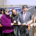 Migue Alejo y Josefina Cruz, en el momento de inaugurar el nuevo tramo de la Ruta de la Plata