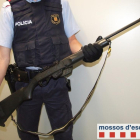 Un agente muestra el arma que llevaba el conductor detenido.