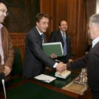 El presidente entrega un inventario a uno de los pedáneos