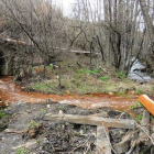 En la actualidad sale agua anaranjada del interior de la bocamina. M.Á.C.