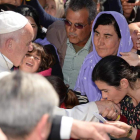 El papa recibe el agradecimiento de los inmigrantes ubicados en el campo de Moria. FILIPPO MONTEFORTE