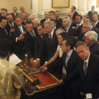 Los ministros del nuevo Gobierno juran su cargo en el palacio presidencial, en Atenas.