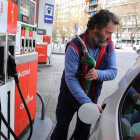 Un conductor reposta en una gasolinera.