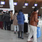 Pasajeros facturando para uno de los vuelos nacionales que salen del aeropuerto de León