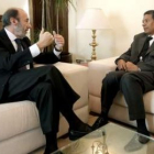 El ministro del Interior, Pérez Rubalcaba, conversa con su homólogo marroquí, Cherkaui.