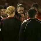 El técnico Estrada da indicaciones a sus jugadoras en un tiempo muerto