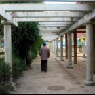 Una imagen del acceso al parque infantil de la bañezana plaza de los Reyes Católicos