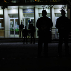 Policía a la entrada del liceo Gambetta-Carnot hde Arras.  TERESA SUAREZ