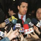 Eduardo Zaplana, en una foto de archivo, atiende a los medios de comunicación