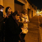 Un grupo de mujeres detecta una calle mal iluminada en el centro de Mataró.