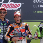 Márquez, feliz en lo más alto del podio, flanqueado por Rossi —segundo— y Bautista.