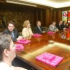 Los representantes de los nuevos países de la Unión Europea en la reunión con el alcalde de León