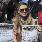 Dos jóvenes españolas se manifiestan en Bruselas.