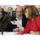 José Antonio Griñán, Pérez Rubalcaba y Elena Valenciano conversan ayer al inicio del Comité Federal del PSOE.
