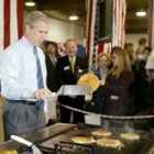 Bush hace tortitas durante un acto electoral en Maumee, en el Estado de Ohio