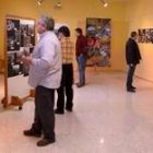 Un visitante observa la muestra, durante un momento de la exposición