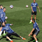 Futbolistas del Real Madrid durante el entrenamiento de ayer en Valdebebas. J. J. GUILLÉN