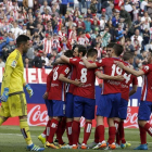 Los jugadores del Atlético de Madrid celebran el cuarto gol de su equipo, del delantero Antoine Griezmann, durante el partido de la trigésimo primera jornada de Liga contra el Betis, en el estadio Vicente Calderón de Madrid.