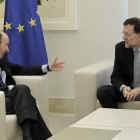 Rubalcaba y Rajoy charlan durante la reunión que mantuvieron en el Palacio de La Moncloa.