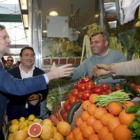 Rajoy, durante su visita de ayer a Sevilla, en un mercado