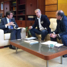 Suárez Quiñones, Fernández y Solís, en la reunión celebrada en la Consejería de Fomento.