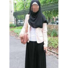 La joven musulmana, con el velo islámico y la polémica falda negra.