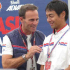 Alberto Puig, a la izquierda, conversa con el expiloto japonés Hiroshi Aoyama, uno de sus ayudantes en la Asia Talent. Cup.