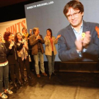 El escenario de un mitin de campaña de JxCat, con Puigdemont en la pantalla.