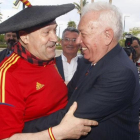 Manolo el del bombo se abraza al ministro Margallo.