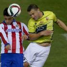 Rodríguez pugna con el mexicano del Atlético, Jiménez.