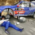 El francés Loeb repara su coche durante un descanso de la segunda etapa del rally chipriota