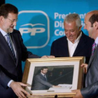 Rajoy recibe una foto de su toma de posesión como líder de la Diputación de Pontevedra.