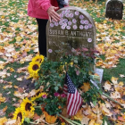 La lápida de Susan B. Anthony, cubierta de pegatinas Yo voté.
