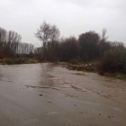 Las intensas lluvias de ayer desbordaron el Tuerto a la altura de Villaobispo de Otero