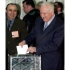 Shevardnadze deposita su voto en la urna