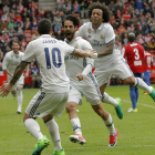 James y Marcelo celebran el segundo gol de Isco al Sporting que supuso el triunfo del Real Madrid en el Molinón. MORANTE