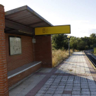 Apeadero de Barrillos de las Arrimadas en el que no se lee el nombre. CAMPOS