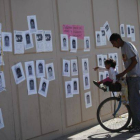 Una niña señala fotografías de los estudiantes desaparecidos, este jueves en un mural en Ciudad Juárez.