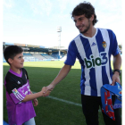 Lucas Domínguez, derecha, saluda a un niño deportivista