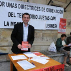 Nicanor Sen en uno de los actos de recogida de firmas.