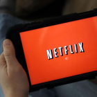 Una tablet con Netflix iniciando sesión