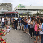 Los ciudadanos depositan flores junto al centro comercial. KARL-JOSEF HILDENBRAND