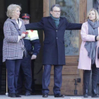 Irene Rigau, Artur Mas y Joan Ortega, a la salida de la Generalitat, antes de dirigirse al Palau de Justícia, el lunes 6 de febrero.