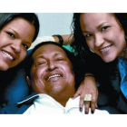 Chávez, con sus hijas María Gabriela (izquierda) y Rosa Virginia, en Cuba.